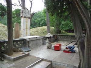 Many visitors show there respect in front of the tomb of Confucius.