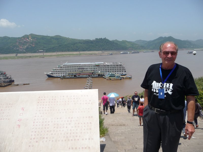 Board the CENTURY DIAMOND with me, and enjoy my great adventure throught the Three Gorges, from Yichang, Hubei to the metropolis of Chongqing.