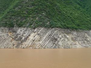 Interesting rock-patterns as we continue our journey down the Yangtze River.