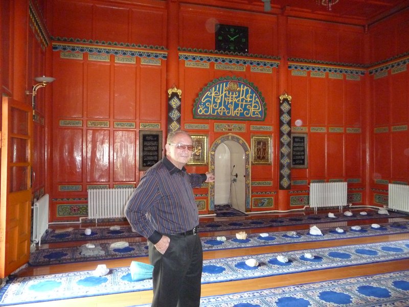 I was lucky on this day, the Iman invited me to take some photos of the interior of the great prayer hall, after taking off my shoes, of course.