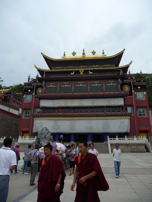 Ta'er Si is a collection of temples and temple compounds, inhabited by some 600 monks.
