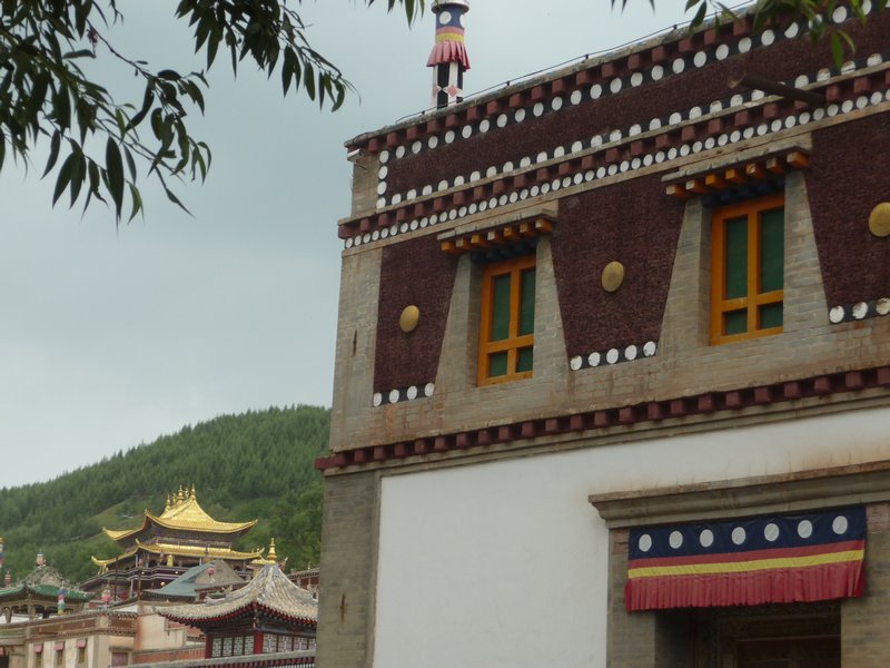 Though located in the Qinghai, a border province of Tibet, the Ta'er Si Temple is mostly constructed with distinctive Tibetan architecture. 