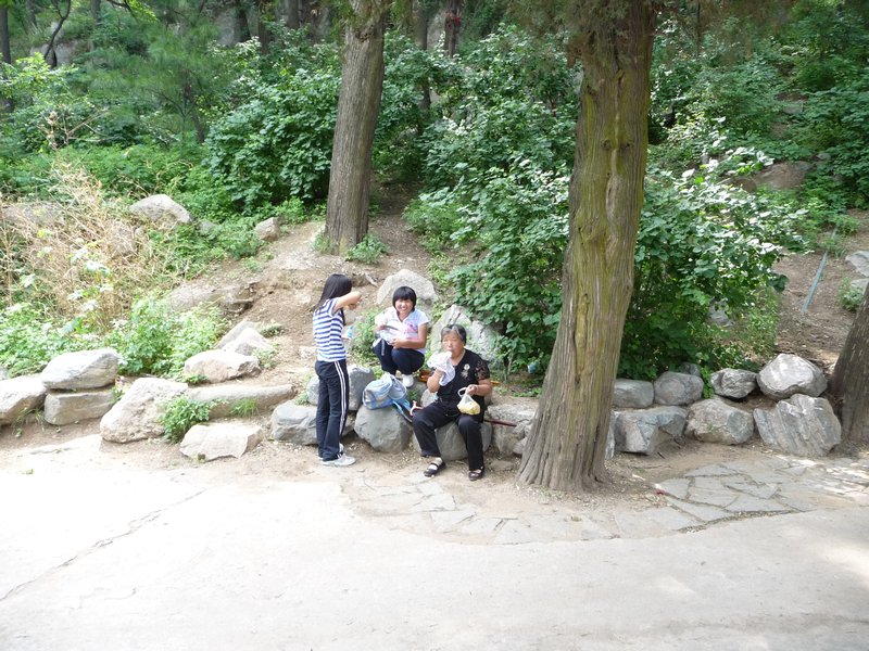 A well-deserved pit stop along the paths of Tai Mountain.