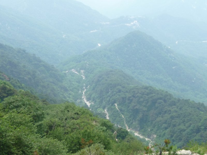 The track and steps leading toward to top of Tai Mountain.