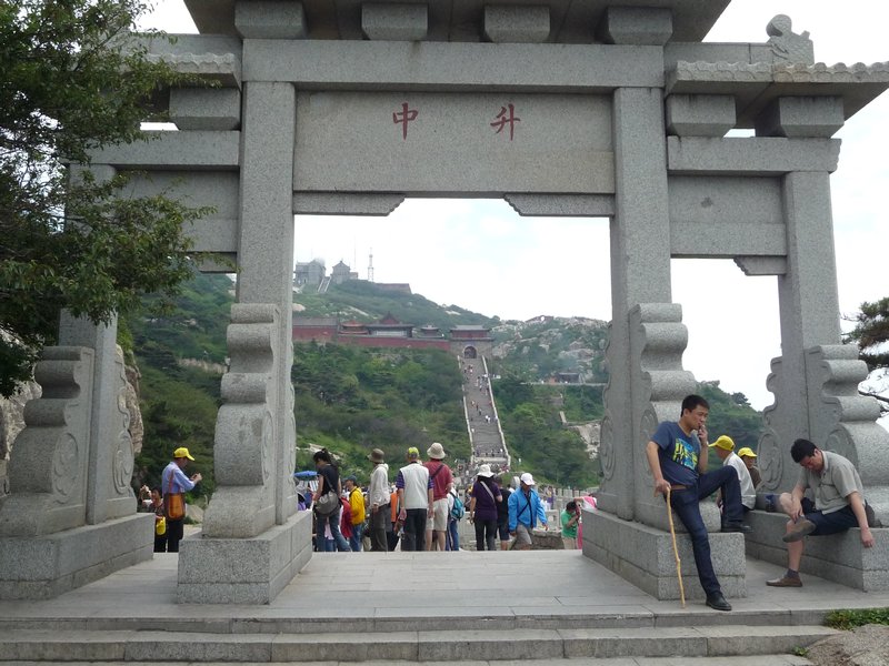 The final gate leading to the peaks of Tai Mountain.
