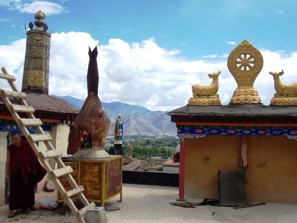 roof-top of Sera Monastery
