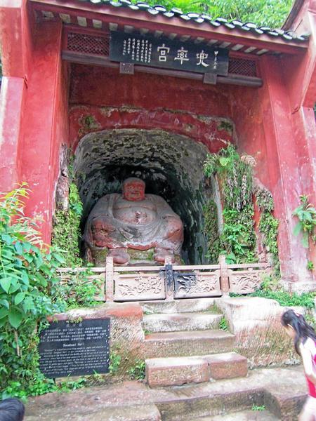 Smaller stone-carvings grace the surroundings of the Great Buddha.