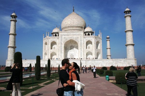 Cheesy Taj Photo of Tourist Honeymooners