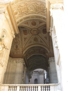Tunnel between the facade and the basilica
