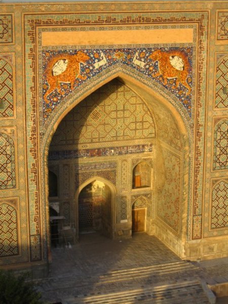 Close-up of the Sher Dor Medressa entrance