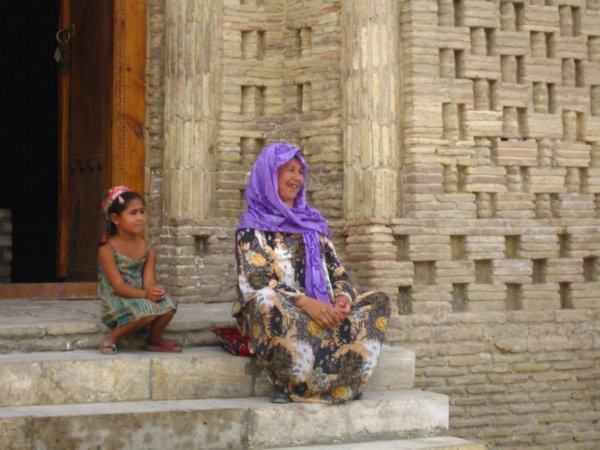 Old woman & young girl on the steps of the Ismail Samani mausoleum