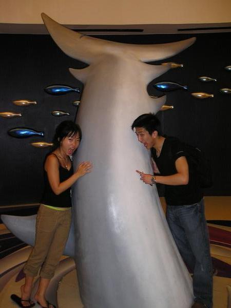 Jen & Jason clowning around at Siam Paragon's Ocean World