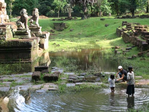 Kids catching frogs at the foot of the Phimeanakas
