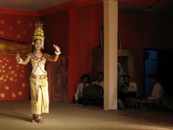Khmer dancer, with musicians in the background (Siem Reap)