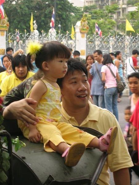 Little girl poses with her dad