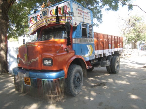 Camión con ornamentación típica