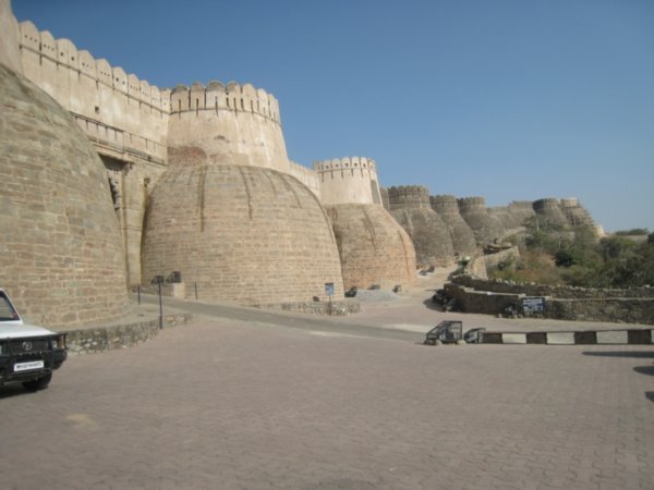 Fuerte de Kumbhalgarh, muralla con torres de defensa curvadas