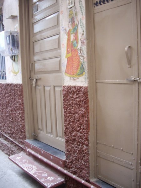 Pinturas decorando las entradas de las casas