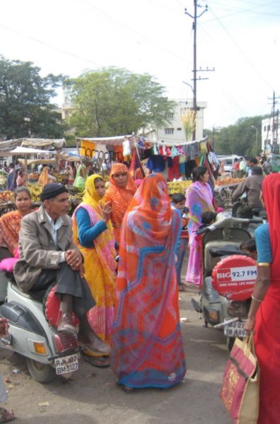 Saris multicolores por las calles 