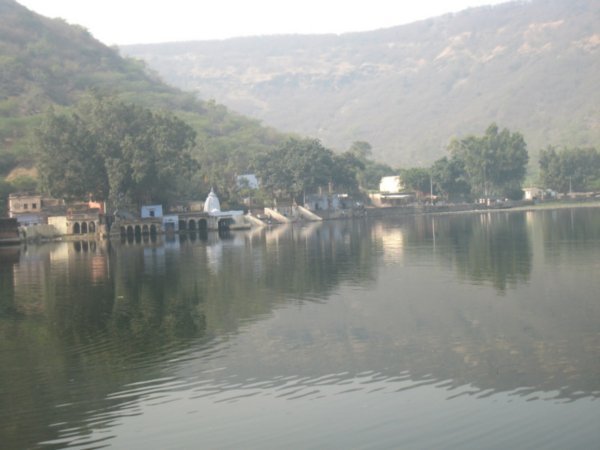 Vista desde el lago Jait Sagar