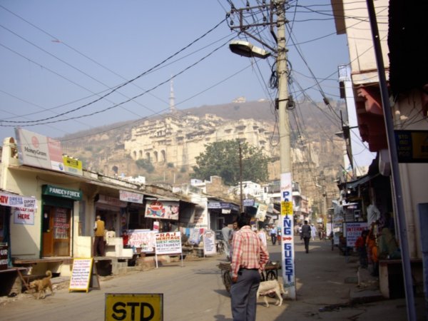 Vista de la calle principal de Bundi