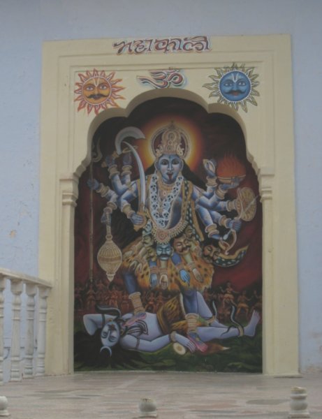 Imagen de un dios pintada en la entrada de un templo