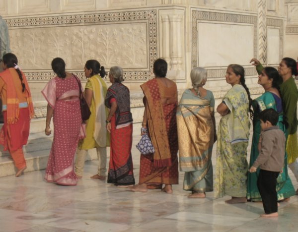 Mujeres entrando al mausoleo