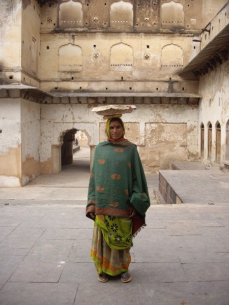 Mujer trabajando dentro del Palacio Raja Mahal