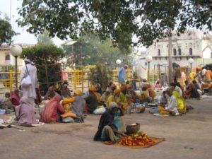 En la plaza frente al templo Ram Raja