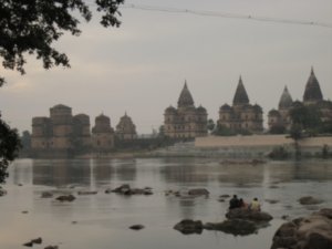 Cenotafios (chattris) Reales vistos desde el rio Betwa