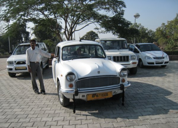 Vehículo en el que hicimos el trayecto khajuraho-Varanasi... y su conductor