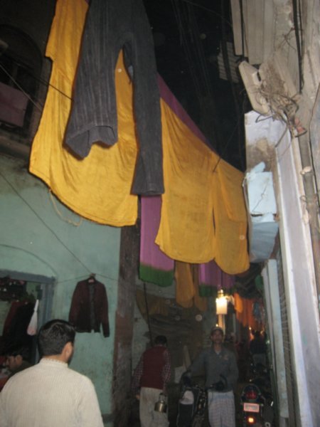 Saris tendidos en la callejuela