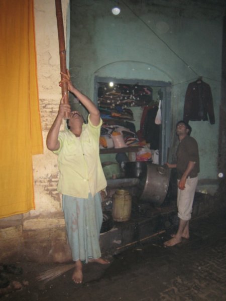 Empleado tendiendo los saris en una cuerda