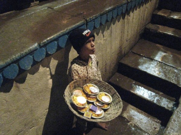 Niño vendiendo pujas en el ghat Dasaswamedh