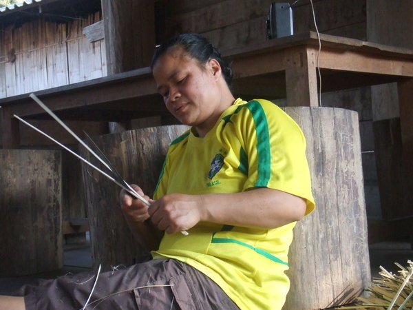 Sum-see cutting bamboo