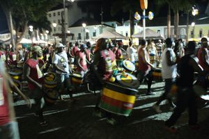 Parada bebnow - codzinna atrakcja Salvadoru