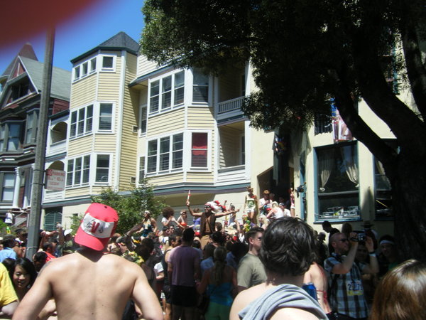 Everyone out in the sun at the bay to breakers