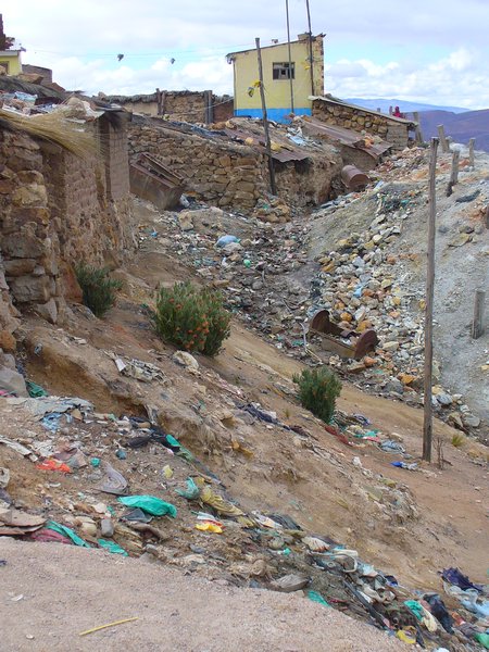A l'extérieur, beaucoup de déchets.. comme il est fréquent d'observer malheureusement en Bolivie.