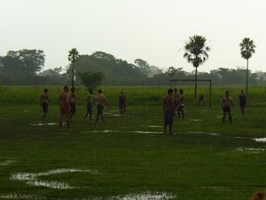 Une partie de soccer sous une pluie diluvienne et dans la boue!