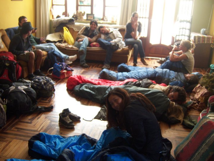 Plusieurs Couchsurfers qui partagent le même espace pour dormir!