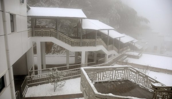 Huangshan Mountain (Snowed Over)
