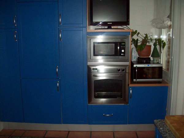 One of these cupboards is a refrigerator....I don´t know why this amuses me so much...hehe