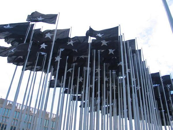 Black flags in fronf of the US interest office