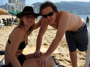 Amber y Carlos en la playa