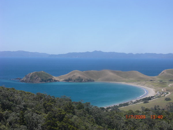 Port Jackson beach und Camping und Great Barrier Island im Hintergrund