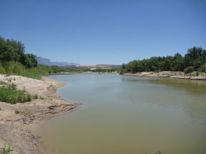 Es ist der Fluss Rio Grande der hier eine weite Schlaufe rein ins Mexiko macht