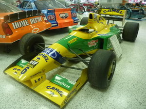 Und dahinter steht Michael Schumachers Benetton Ford