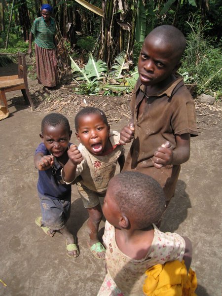 Kinder in einem Dorf in der Nähe von Ruhengeri