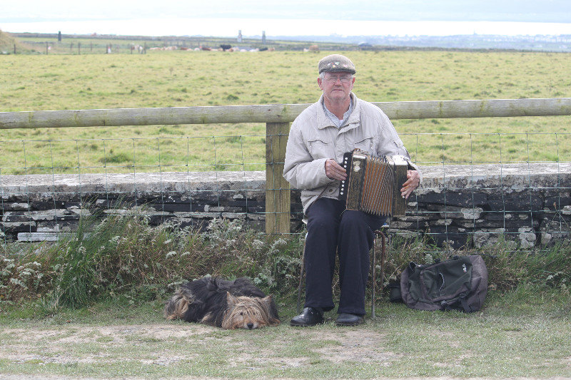 ir8 Lone Irish musician at the Cliffs of Moor
