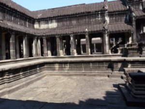 Zuiveringsbasin bij ingang Ankor Wat